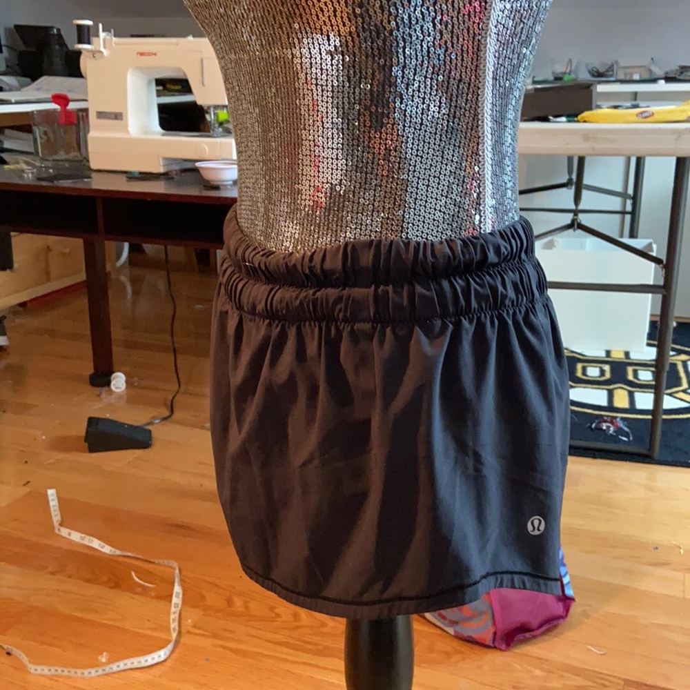 Lululemon skirt in black.